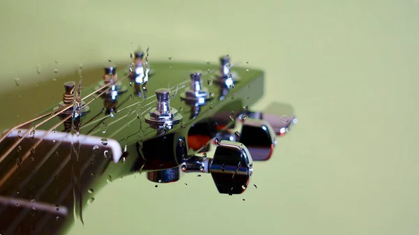Gitarr Headstock Bakom Glaset Med Vattendroppar Färg Bakgrund Kopiera Utrymme — Stockfoto