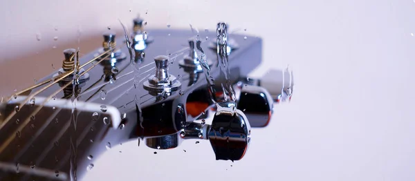 Guitar Headstock Glass Water Drops Color Background Copy Space — Stock Photo, Image