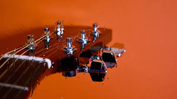 Guitar Headstock Glass Water Drops Color Background Copy Space — Stock Photo, Image