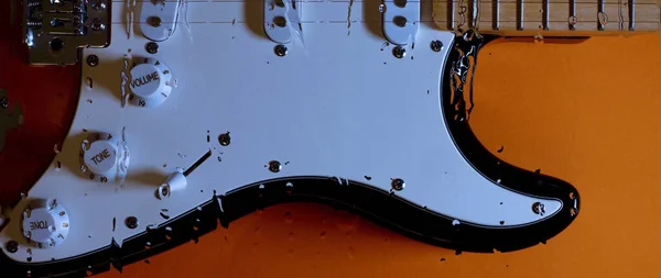玻璃杯后面有水滴的吉他 颜色背景 复制空间 — 图库照片