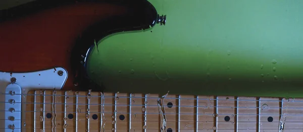 Kytara Sklem Kapkami Vody Pozadí Barev Kopírovat Prostor — Stock fotografie