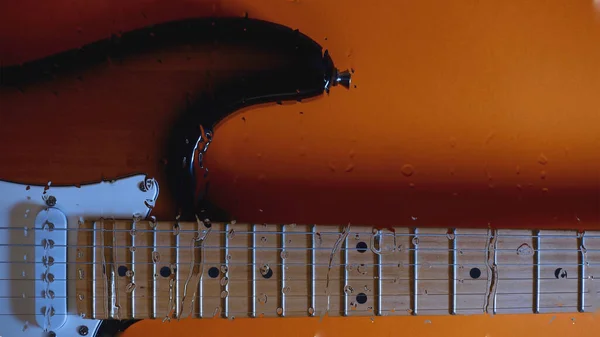 Cabeza Guitarra Detrás Del Vidrio Con Gotas Agua Fondo Color —  Fotos de Stock