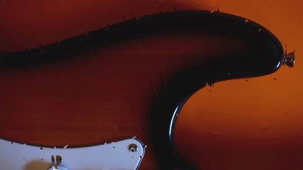 水滴付きのガラスの後ろのギターヘッドストック 背景色 スペースのコピー — ストック写真