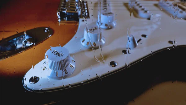 水滴付きのガラスの後ろのギター 背景色 スペースのコピー — ストック写真