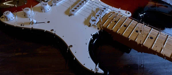 Guitarra Detrás Del Vaso Con Gotas Agua Fondo Color Copiar —  Fotos de Stock