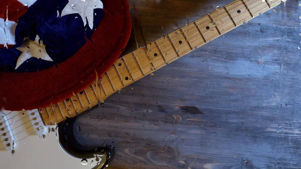 Guitarra Detrás Del Vaso Con Gotas Agua Fondo Color Copiar — Foto de Stock