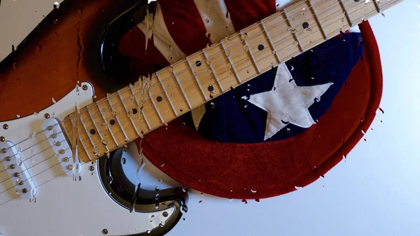 Gitarre Hinter Dem Glas Mit Wassertropfen Farbhintergrund Kopierraum — Stockfoto