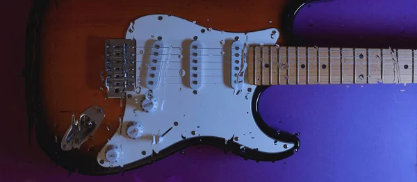 Camın Arkasında Damlaları Olan Bir Gitar Renkli Arka Plan Boşluğu — Stok fotoğraf
