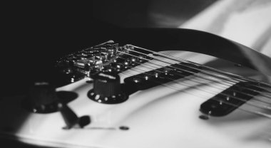  Elektro gitar. koyu arkaplan / kopyalama alanı                              