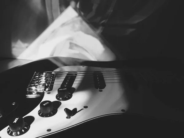 Gitara Elektryczna Ciemne Tło Przestrzeń Kopiowania — Zdjęcie stockowe