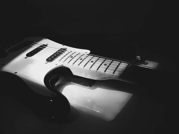 Gitarre Dunkler Hintergrund — Stockfoto