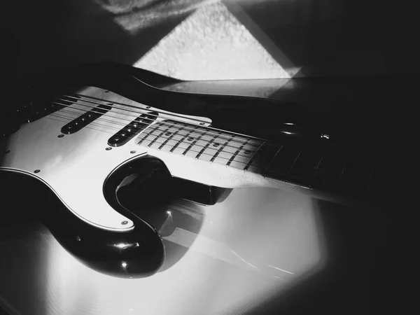 エレキギター 暗い背景 — ストック写真