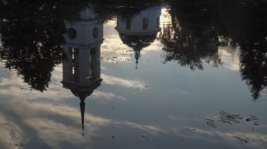 Kilise, sudaki yansıma.