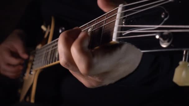 Músico Tocando Guitarra Estúdio Perto Microfone — Vídeo de Stock