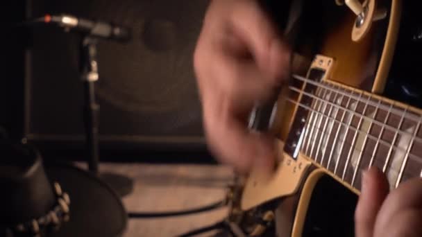 Músico Tocando Guitarra Estúdio Perto Microfone — Vídeo de Stock