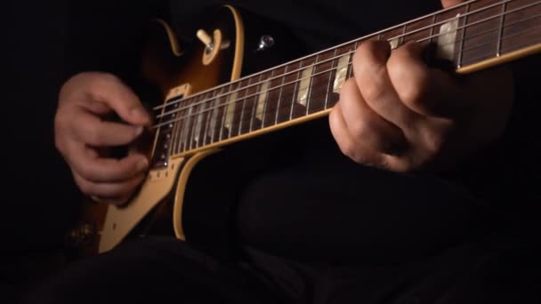 Músico Tocando Guitarra Estudio Cerca Del Micrófono — Vídeo de stock