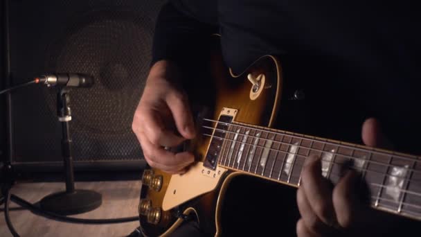 Mikrofonun Yanındaki Stüdyoda Gitar Çalan Müzisyen — Stok video