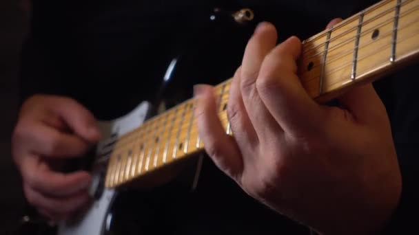 音乐家在话筒附近的录音室弹吉他 — 图库视频影像