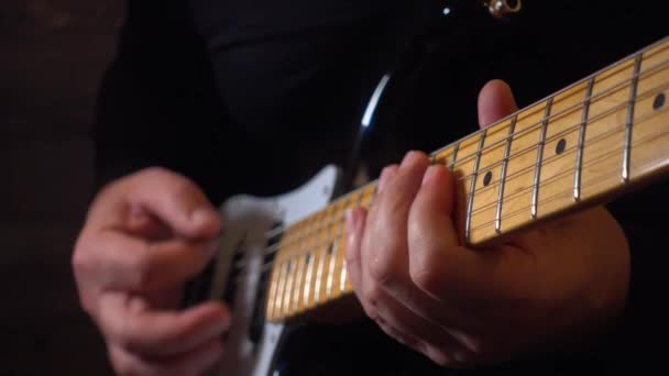 Musisi Bermain Gitar Studio Dekat Mikrofon — Stok Video