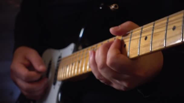 Músico Tocando Guitarra Estudio Cerca Del Micrófono — Vídeo de stock