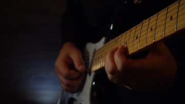 Mikrofonun yanındaki stüdyoda gitar çalan müzisyen. Yavaş çekim