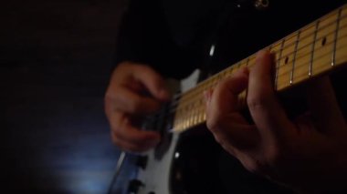 Mikrofonun yanındaki stüdyoda gitar çalan müzisyen. Yavaş çekim