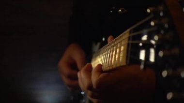 Mikrofonun yanındaki stüdyoda gitar çalan müzisyen. Yavaş çekim