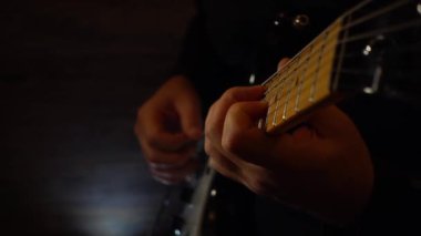 Mikrofonun yanındaki stüdyoda gitar çalan müzisyen. Yavaş çekim