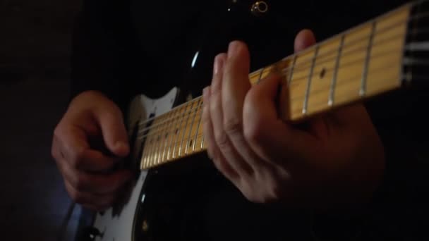 Μουσικός Που Παίζει Κιθάρα Στο Στούντιο Κοντά Στο Μικρόφωνο — Αρχείο Βίντεο