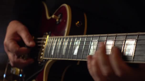 마이크 근처의 스튜디오에서 기타를 연주하는 음악가 — 비디오