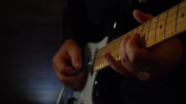 マイクの近くのスタジオでギターを弾くミュージシャン スローモーション — ストック動画