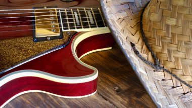 Tahtalarda elektro gitar. Yaklaş, boşluğu kopyala