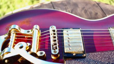 Tahtalarda elektro gitar. Yaklaş, boşluğu kopyala