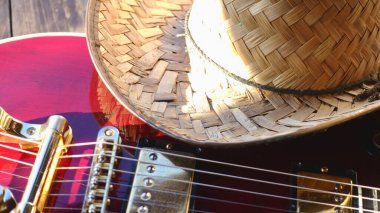 Tahtalarda elektro gitar. Yaklaş, boşluğu kopyala