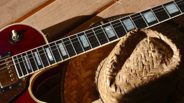 Tahtalarda elektro gitar. Yaklaş, boşluğu kopyala
