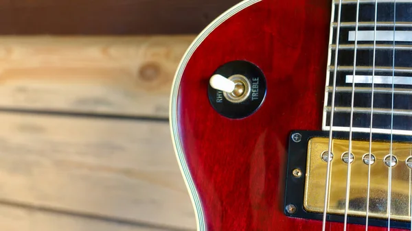 Gitara Elektryczna Drewnianych Deskach Zbliżenie Przestrzeń Kopiowania — Zdjęcie stockowe