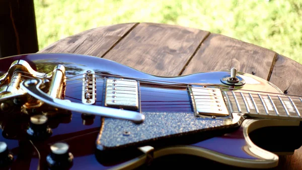 木の板の上のエレキギター 閉めてコピースペース — ストック写真
