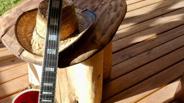 木制木板上的电吉他 复制空间 — 图库照片