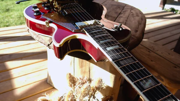 Guitarra Eléctrica Las Tablas Madera Primer Plano Espacio Copia — Foto de Stock