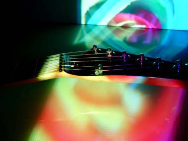 Geyik ışığının altında elektro gitar kapanışı 