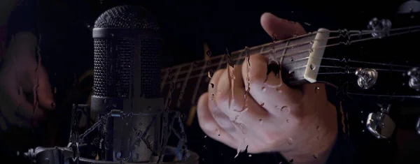 Музыкант Играет Гитаре Студии Возле Микрофона Стеклом Каплями Воды — стоковое фото