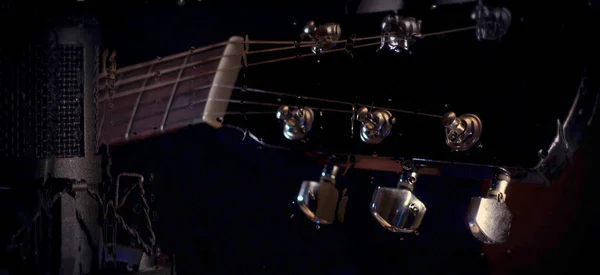 Músico Toca Guitarra Estudio Cerca Del Micrófono Detrás Del Vidrio —  Fotos de Stock