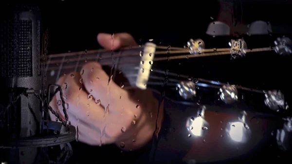 Musicien Joue Guitare Studio Près Microphone Derrière Verre Avec Des — Photo