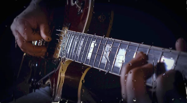 Músico Toca Guitarra Estudio Cerca Del Micrófono Detrás Del Vidrio —  Fotos de Stock