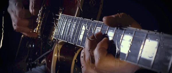 Músico Toca Guitarra Estúdio Perto Microfone Atrás Vidro Com Gotas — Fotografia de Stock