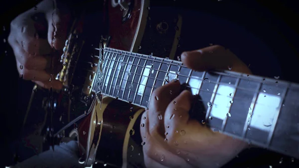 Músico Toca Guitarra Estudio Cerca Del Micrófono Detrás Del Vidrio —  Fotos de Stock