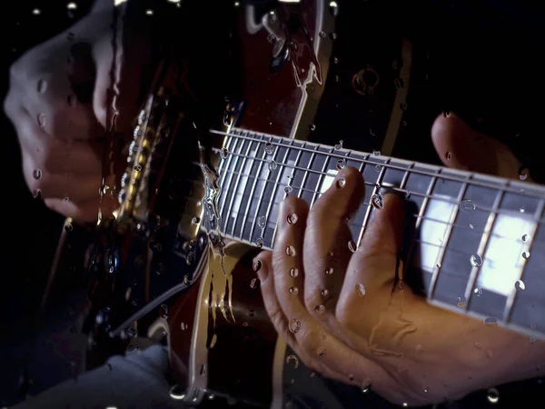 Músico Toca Guitarra Estudio Cerca Del Micrófono Detrás Del Vidrio — Foto de Stock