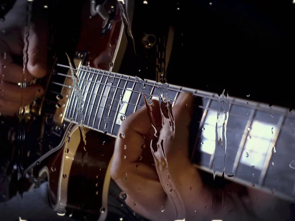 音楽家は水滴とガラスの後ろのマイクの近くのスタジオでギターを演奏します — ストック写真
