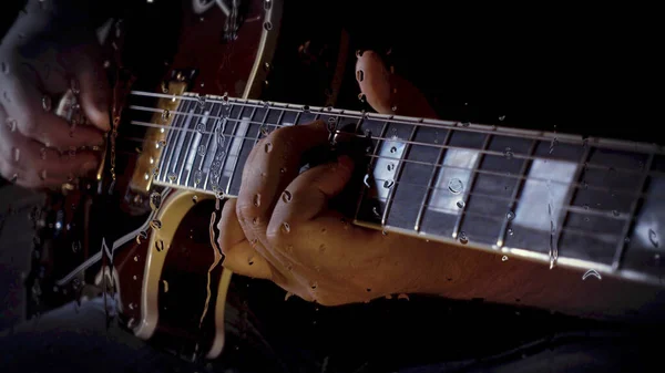 Музикант Грає Гітарі Студії Біля Мікрофона Склом Краплями Води — стокове фото