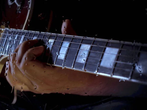 Музикант Грає Гітарі Студії Біля Мікрофона Склом Краплями Води — стокове фото